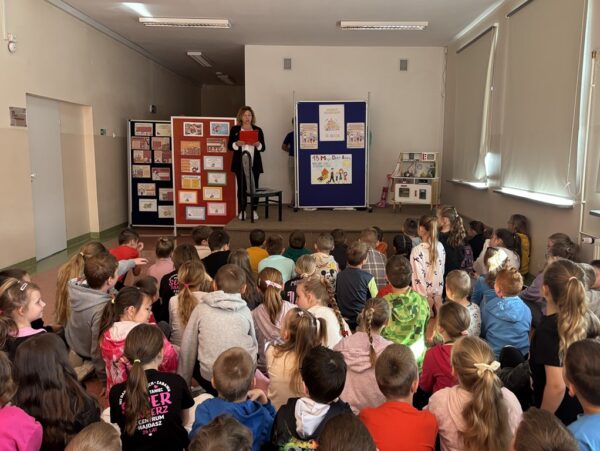 Uczniowie podczas obchodów dnia rodziny