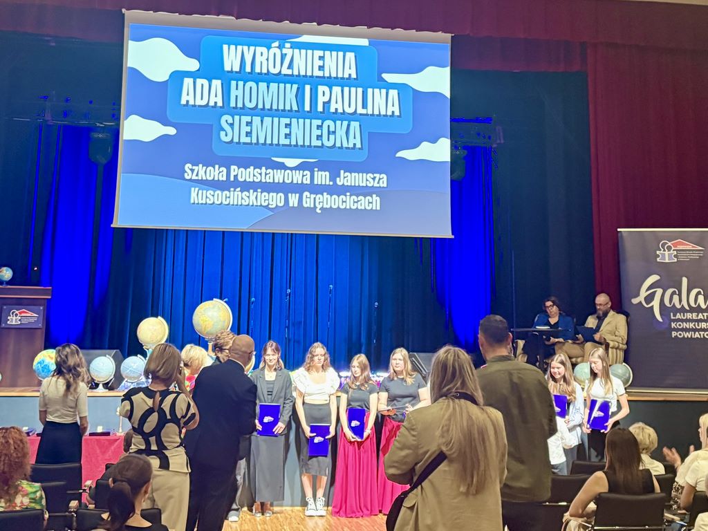 Uczennice podczas odbioru nagrody