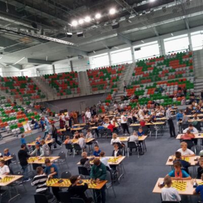 Uczniowie podczas rozgrywek szachowych