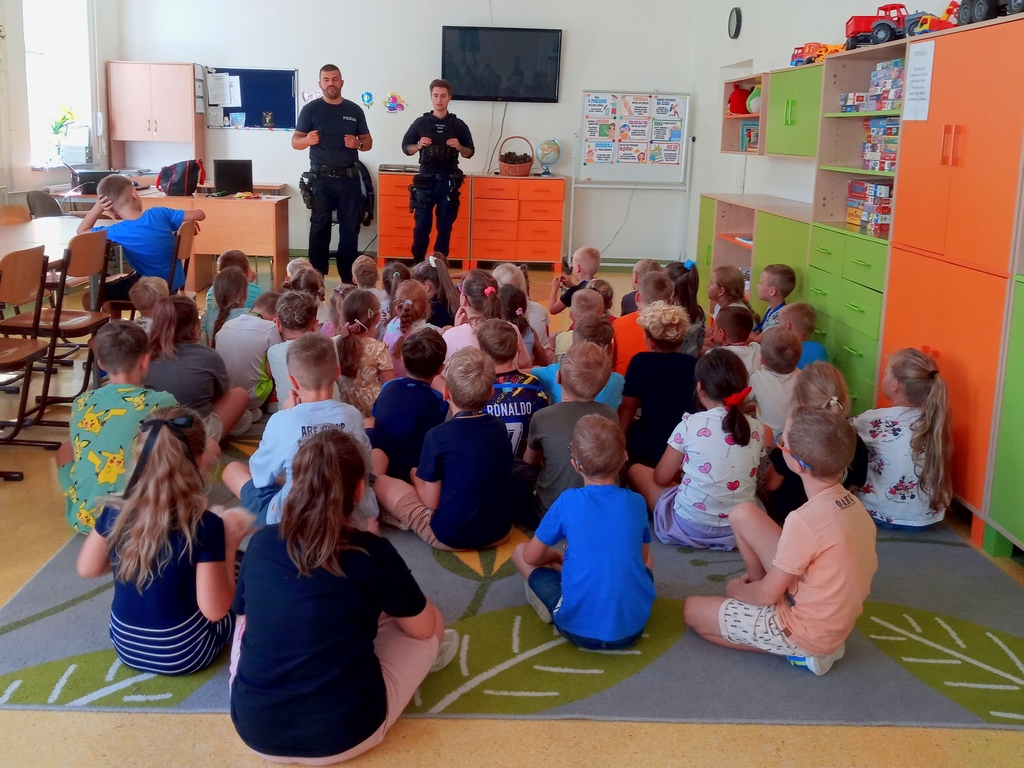 Uczniowie słuchają wykładu policjantów