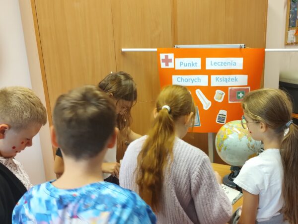 Uczniowie podczas zajęć bibliotecznych