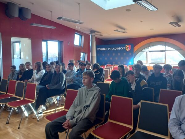 Uczniowie podczas sesji w Starostwie w Polkowicach